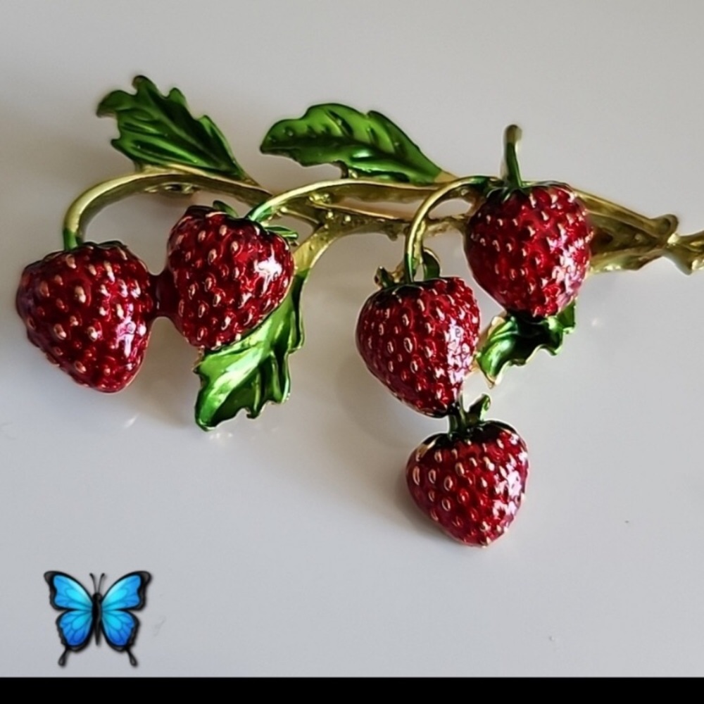 Strawberry Brooch Realistic  Yummy Beautiful Petite  Strawberries  New